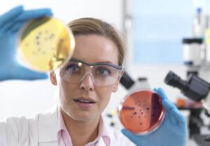 Mickrobiologin analysiert Proben im Labor